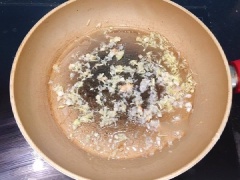 Phi thơm ½ chỗ hành, sả, riềng còn lại, cho thịt vào xào săn. hi thịt đã săn, cho nốt chỗ mắm tép còn lại, thêm 1 thìa canh nước mắm, 1 thìa café đường, 1 quả ớt cắt nhỏ vào, đảo kỹ cho thịt vàng và xém cạnh. Khi thịt đã vàng, có màu nâu óng, cho bột ngọt vào đảo đều và tắt bếp.