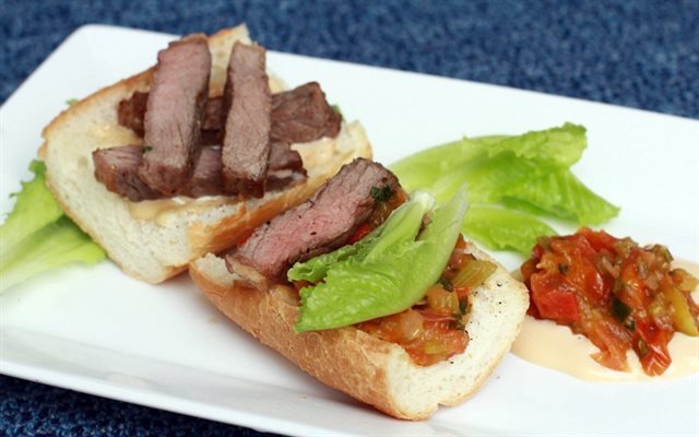 Bò Nướng Sốt Cà Chua Cho Bữa Sáng