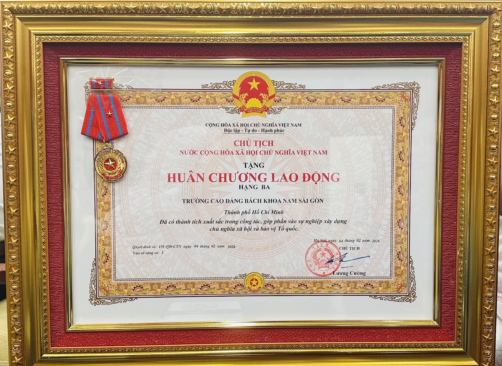 Trường Cao đẳng Bách khoa Nam Sài Gòn nhận Huân chương Lao động hạng Ba và Cờ thi đua của Chính phủ năm 2026