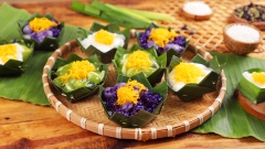 Để bánh Tako vào ngăn mát tủ lạnh trước khi ăn sẽ ngon hơn. Hương vị ngọt ngào béo béo, hoà quyện với mùi thơm của lá dứa trứng sợi bùi bùi thanh ngọt, phần bánh hoa đậu biếc chua chua ngọt ngọt sẽ là tăng thêm hương vị và không bị ngán.