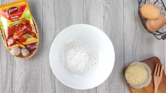 Hỗn hợp áo bột gà bạn dùng 50gr bột mì, 1 quả trứng gà, 3gr tiêu và khuấy thật đều với 100ml nước. Phần bột này phải đặc sánh vừa phải để có thể bao lấy toàn bộ miếng thịt gà.