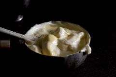 Sau đó, khuấy đều hỗn hợp rồi chế vào khuôn. Lót một lớp giấy xung quanh khuôn bánh flan. Làm phần cốt bánh: cho bơ và muối vào nồi, nấu tan thì tắt bếp, rây bột mì vào, trộn đều rồi cho đường nâu, sữa vào đánh đến khi đường tan hoàn toàn, để nguội rồi cho lòng đỏ , tinh chất vani vào đánh đến khi hòa quyện. Lòng trắng đánh chung với cream of tartar rồi cho 1/2 hỗn hợp này vào lòng đỏ khuấy đều và cho 1/2 còn lại vào. Trộn thật đều. Đổ hỗn hợp bột vào khuôn bánh.