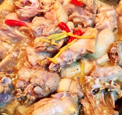 Cho ít dầu + 2 muỗng canh đường trên lửa nhỏ (để làm nước màu). Khi đường chuyển qua màu cánh gián cho củ hành tỏi băm nhỏ và thịt vào xào săn thịt, cho gừng cắt sợi + ớt vào. Cho ít nước vào nấu trên lửa nhỏ. Nêm nếm lại cho vừa ăn, kho đến khi thịt vừa đủ độ mềm, nước kho còn sâm sấp cho hành lá vào tắt bếp.