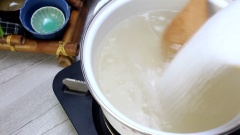 Cho một nồi khác lên bếp, thêm 2.5 lít nước lạnh vào, thêm 25gr bột rau câu giòn và 10gr bột rau câu dẻo vào nồi. Dùng muôi khuấy cho tan hoàn toàn rau câu mới tiến hành bật bếp nấu cho rau câu tan đều. Cho tiếp 250gr đường trắng vào, vừa cho vừa khuấy để đường tan đều.