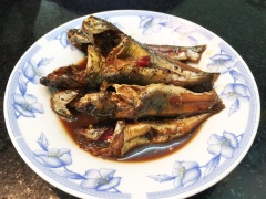 Cá chốt kho tiêu ăn nóng rất ngon, nhất là khi ăn cơm nóng hay chấm kèm với rau sống chấm nước cá kho.. Nếu thích ăn nhiều tiêu bạn hoàn toàn có thể cho số lượng tiêu nhiều gấp đôi cũng chẳng sao, càng thơm hơn. Và nhớ là, hâm nóng món này khi dùng nha. Có cách làm cá chốt kho tiêu này rồi gia đình sẽ hơi bị "hao cơm" đó.