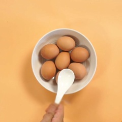 Trứng gà mua về dùng khăn rửa sạch vỏ trứng dưới vòi nước. Sau đó thả trứng gà vào nồi, đổ ngập nước, đậy nắp đun sôi khoảng 5 phút là trứng chín. Vớt trứng luộc ra tô, dùng muỗng gõ đều lên vỏ trứng cho vỏ vừa nứt như mạng nhện.