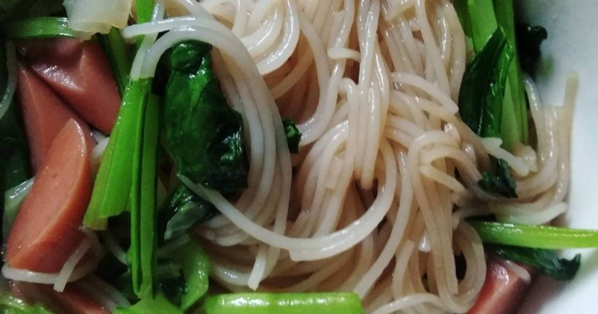 Mì xào cải xúc xích