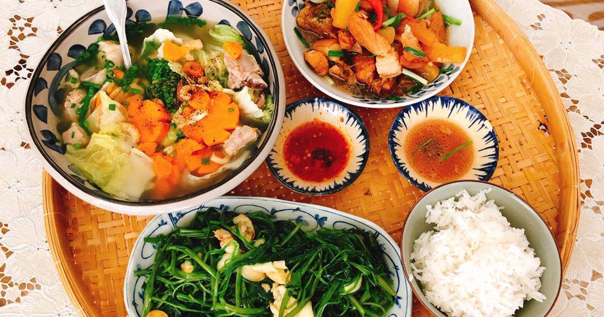 Canh sườn non, tôm khô nấu cải thảo và bắp cải, cà rốt.
Thịt kho củ cải trắng với nước dừa