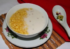 Khi ăn chỉ việc múc chè ra chén, chế thêm ít nước cốt dừa. Dùng nóng.