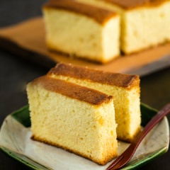 Cắt lát và thưởng thức thôi nào. Bánh nướng nở xốp, ngọt diu, hương cam thơm ngon giúp món bánh thêm phần hấp dẫn.