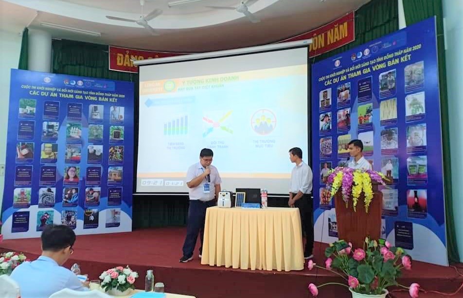 Nhóm H2DT trình bày ý tưởng tại cuộc thi.