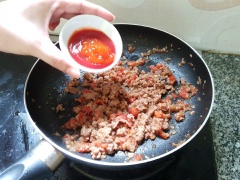 Sau đó bạn cho thịt bò vào và dần thịt ra thật đều cho thịt chín, nhớ đảo nhanh tay để thịt không bị dai và chín quá nhé. Nêm hỗn hợp với 2 muỗng canh dầu hào, 2 muỗng canh nước tương, 2 muỗng canh sốt cà chua (nếu thích) và xào thật đều.