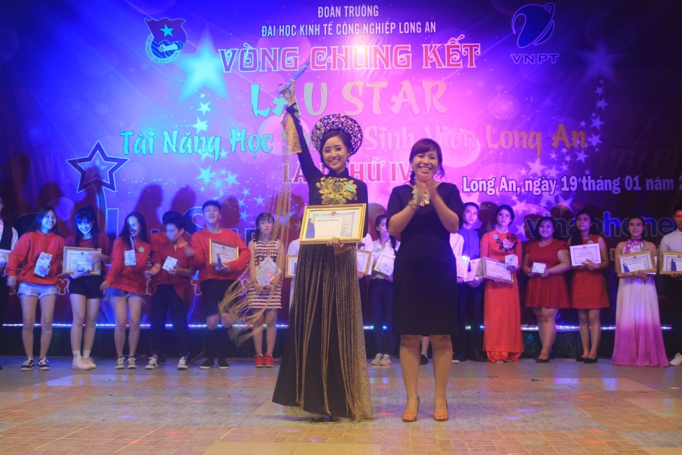 LAUSTAR cuộc thi Tìm kiếm Tài năng nơi sinh viên DLA thể hiện năng khiếu và phát triển kỹ năng mềm