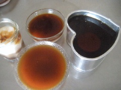 Kế đến là cho bánh flan vào phần cà phê chưa đông. Và lại tiếp từng lớp rau câu lên lớp bánh flan. Cuối cùng là một lớp nước cốt dừa.