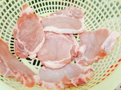 Sườn rửa sạch, rồi để ráo. Nếu miếng sườn bạn mua quá dày thì bạn nhớ dùng chày dần thịt ra cho mỏng để khi ăn thịt mềm và thấm gia vị hơn nhé. Cam cắt đôi, vắt lấy nước nửa quả cam, nửa còn lại cắt lát mỏng để nướng cùng thịt cho thơm.