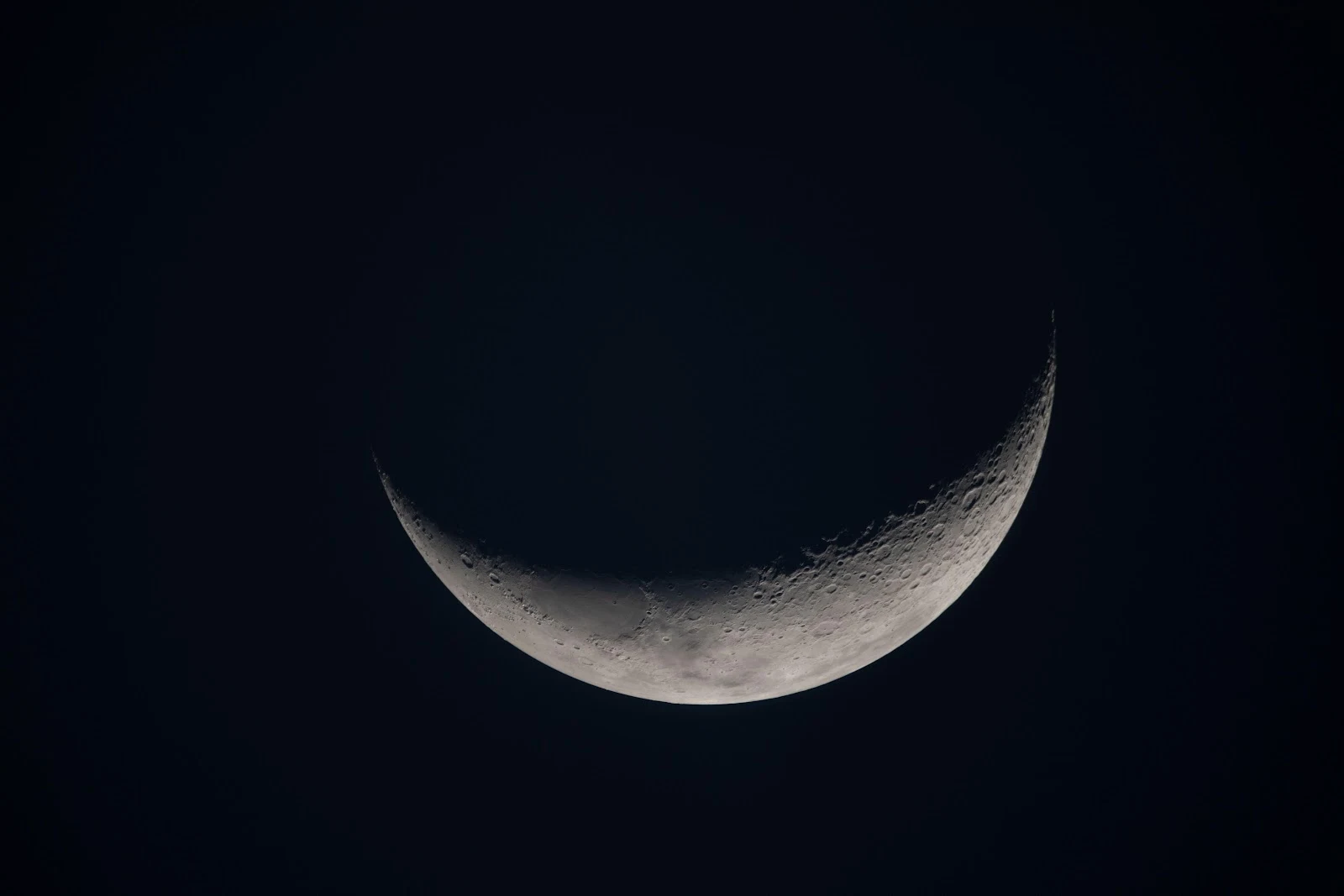 Glowing Crescent Moon - Astrophotography 5K Wallpaper (5568x3712)