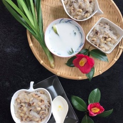 Múc chè ra chén, chan đều hỗn hợp nước cốt dừa lên trên. Món chè gợi nhớ về quê hương, khi ăn rất béo, ngọt vừa phải khiến ai cũng xao xuyến. Đặc biệt hơn cả là rất dễ nấu đấy nhé!