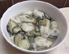 Hàu tách vỏ, ngâm với nước muối khoảng 10 phút. Nấm kim châm, ngò tây rửa sạch, cắt khúc vừa ăn.