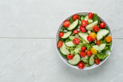 Tiếp đó là thêm dưa leo, cà chua bi, lá bạc hà, lá húng quế vào rồi rưới nước sốt lên và trộn thật đều là hoàn thành rồi đó.