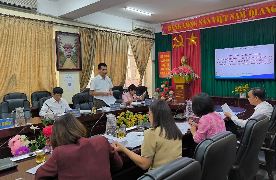 Đồng chí Hà Trung Chiến - Ủy viên BTV Tỉnh ủy, Bí thư Thành ủy, Chủ tịch HĐND thành phố Sơn La làm việc với Đảng bộ Trường Đại học Tây Bắc