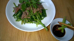 Thịt bò sau khi xào tái (hoặc chín) cho lên phần cần nước, rắc thêm ít tiêu cho thơm. Có thể ăn kèm với nước ớt cộng vài lát ớt.