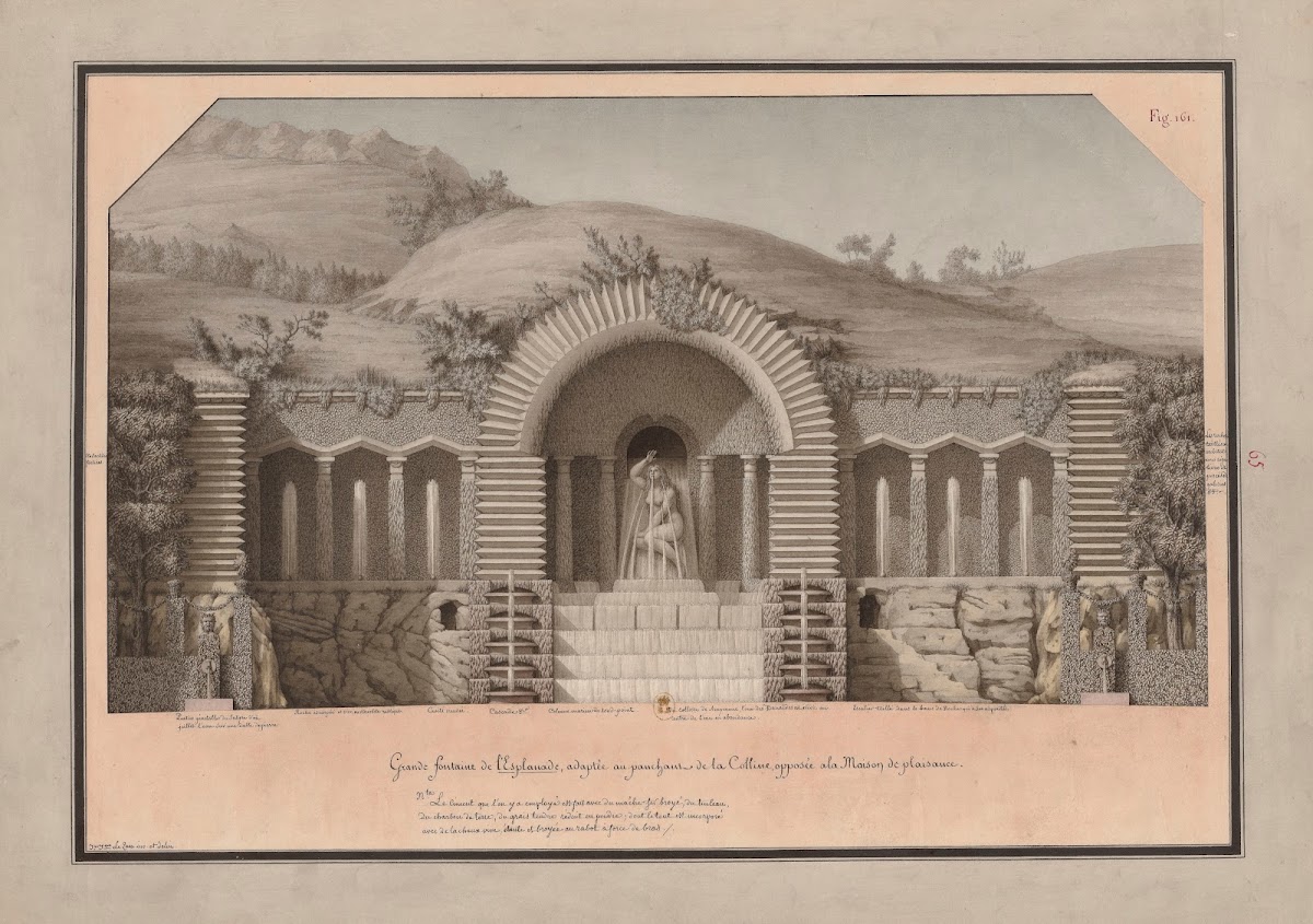 Grande fontaine de lesplanade adaptée au panchant de la colline opposée à la mai