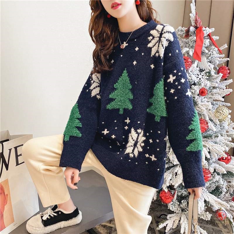 Loose knit sweater with round neckline