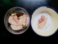 Cho bột chiên giòn ra một tô lớn khác, thịt ướp xong lấy ra cho vào tô bột. Lăn miếng thịt qua bột, sau cho thịt được phủ một lớp bột thật đều. Làm nóng chảo, cho dầu ăn vào đun sôi, khi dầu lăn tăn thì thả thịt vào chiên đến khi thịt vàng ươm, giòn rụm.