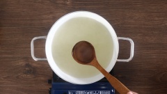 Nước dùng: Cho 500gr xương gà rửa sạch vào nồi, thêm 1 muỗng canh muối và 2 lít nước. Hầm ở lửa nhỏ 60 phút, sau đó lọc lấy nước dùng. Nêm vào nồi 1 muỗng canh muối và 1/2 muỗng canh bột ngọt. Khuấy đều và tắt bếp.