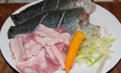 Chuẩn bị nguyên liệu cho cá rô kho đồng. Đánh sạch vảy cá rô, làm sạch. Rửa cá với rượu trắng rồi rửa lại bằng nước sạch. Dùng khăn lau khô cá. Dùng dao cắt vài đường lên thịt cá cho dễ thấm gia vị.