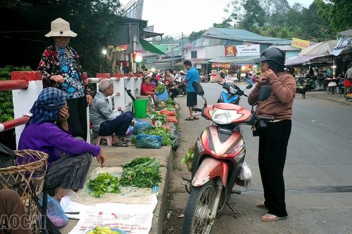 Hành lang cầu thành nơi họp chợ tự phát, nguy cơ mất an toàn giao thông - Báo Lào Cai