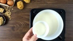 Cách làm đậu hũ trứng bắc thảo: Đun nóng nhẹ 300ml sữa đậu nành nguyên chất cùng 5gr bột bắp và 1 muỗng cà phê muối. Đánh tan 6 quả trứng gà, đánh nhẹ tay để trứng không nổi bọt. Khi sữa đậu nành nguội bớt thì đổ từ từ hỗn hợp sữa vào trứng rồi lọc hỗn hợp qua rây.