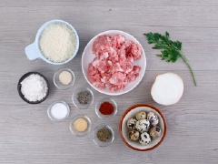 Làm nóng lò trước đến 190 độ C. Chuẩn bị một nồi, thêm nước và thả trứng chim cút vào luộc. Trứng cút chín khá nhanh, bạn chỉ cần 2 phút là trứng chín thì bạn tắt bếp.