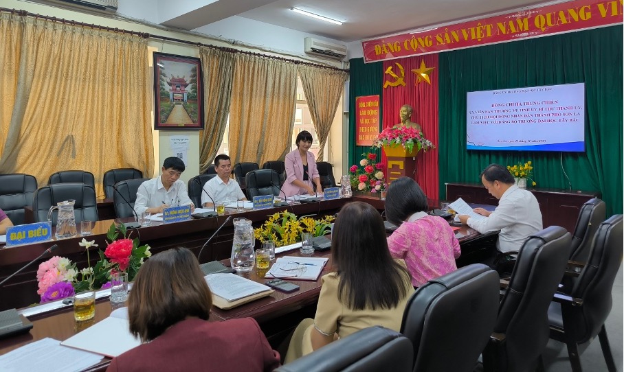 Đồng chí Hà Trung Chiến - Ủy viên BTV Tỉnh ủy, Bí thư Thành ủy, Chủ tịch HĐND thành phố Sơn La làm việc với Đảng bộ Trường Đại học Tây Bắc