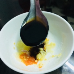 Mì và bún sau khi đã đảo đều thì để lửa nhỏ, giúp món ăn vẫn còn giữ được độ nóng. Lúc này chuẩn bị nước tương ăn kèm. Nước tương pha với đường, bột ngọt, tỏi, ớt và thêm chút tắc nhé.