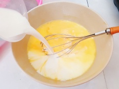 Trộn đều bột mì, bột trà xanh, 25gr đường với nhau. Đánh cho trứng tan rồi cho sữa vào. Đun chảy bơ rồi cho vào tô, trộn đều.