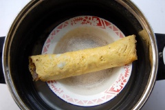 Hấp cách thuỷ khoảng 15 phút cho tôm chín.