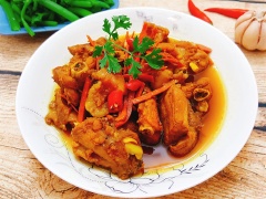 Món sườn non kho nghệ ăn với cơm nóng là ngon nhất đấy bạn nhé. Bạn cũng có thể luộc thêm rau để chấm cùng nước thịt kho cũng rất ngon.