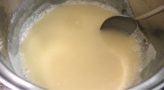 Đun 240g sữa đặc đến khi thấy sôi lăn tăn thì tắt bếp. Đổ sữa ra tô. Dùng ray lọc bột cacao vào tô sữa đặc