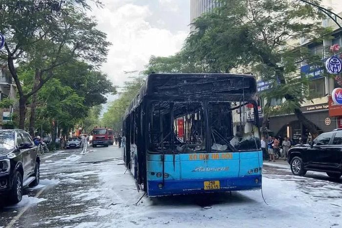 Xe buýt cháy trên phố Hà Nội: Siết chặt an toàn vận tải công cộng - Báo Tri thức &amp; Cuộc sống