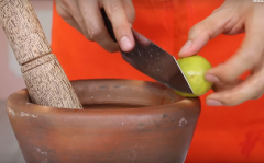 Cho tỏi, ớt vào cốt, dùng chày gỗ giã nhuyễn, kế tiếp cho đường thốt nốt, nước mắm vào, tiếp tục giã. Vắt nước cốt chanh và thêm cà chua vào, giã nhẹ nhàng. Cuối cùng cho đu đủ bào vào cối, trộn đều.