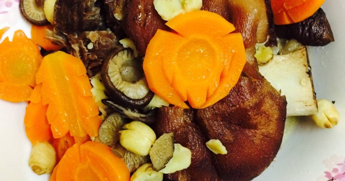Chân giò hầm nấm hạt sen