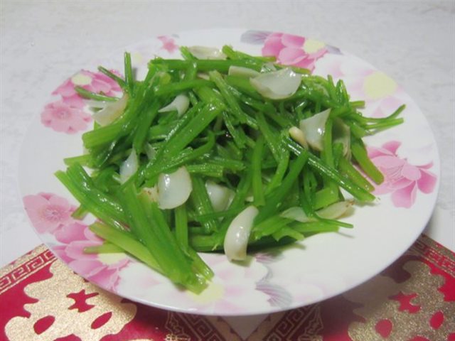 Cần Tây Xào Củ Cây Hoa Lily