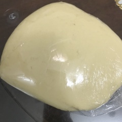 Cho bơ lạt, đường, mật ong, sữa, trứng gà vào một nồi dài. Bắt lên bếp đun lửa nhỏ đến khi bơ lạt chảy hết, tránh đun quá nóng sẽ làm chín trứng, gây lợn cợn. Sau đó thêm baking soda, tiếp tục khuấy cho đến khi thấy hỗn hợp sủi bọt. Sau đó để hỗn hợp nguội bớt thì cho bột mì vào trộn đến khi tạo thành 1 khối.