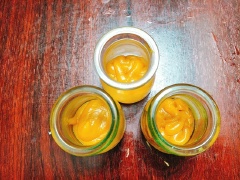 Cho bí đỏ vào máy xay sinh tố, thêm 1 muỗng canh đường nâu rồi xay nhuyễn hỗn hợp. Sau đó cho bí xay vào các hũ đựng sữa chua.