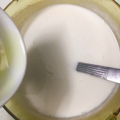 Nhắc nồi nước cốt dừa xuống, bỏ chén sữa đặc vào khuấy đều cho nguội. Cho 1 hũ sữa chua vào khuấy đều, vậy là xong. Cắt chuối theo lát, dừa bào sợi, đậu phộng giã giập.
