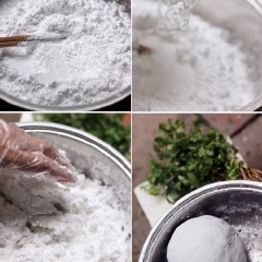 Hòa lẫn bột năng, nước, muối, đường và dầu ăn vào 1 chiếc nồi đế dày. Để bếp lửa ở mức thấp nhất rồi đặt nồi bột lên vừa đun vừa khuấy liên tục cho bột chín mà không sát đáy. Khuấy tới khi bột đặc dẻo lại mà vẫn giữ nguyên màu trắng thì ngừng lại. Tắt bếp nhưng vẫn tiếp tục khuấy cho đến khi bột bánh nguội bớt, đáy nồi bớt nóng.