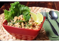 Bày lên tô với vài lát chanh và vài cọng bạc hà ăn kèm. Bạn có thể ăn món thịt này cùng xôi hoặc cơm đều rất ngon. Thịt thơm mùi các loại lá gia vị và gạo rang với chút chua nhẹ của chanh và vị mặn dịu của nước mắm ngon rất hấp dẫn đấy nhé!