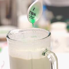 Pha 2 muỗng cà phê sữa đặc với 50ml nước nóng để nguội rồi cho vào hỗn hợp trên, thêm 50ml sữa tươi và 2 muỗng siro bạc hà, xay nhuyễn hỗn hợp.