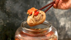 Món móng giò ngâm mắm Thái chua ngọt theo công thức Cooky vừa ngon, vừa giòn sần sật lại thấm đủ vị chua ngọt ăn kèm những lát cà rốt sẽ là món nhâm nhi hoặc dùng vào ngày Tết rất phù hợp, giúp bạn không quá ngấy khi đã dùng nhiều món ăn có dầu mỡ. Hoặc có thể mời bạn bè hoặc người thân cùng lai rai dùng móng giò ngâm vào ngày cuối tuần. Vậy bạn nhớ lưu công thức để dành thực hiện món móng giò ngâm chua ngọt cùng Cooky nhé!